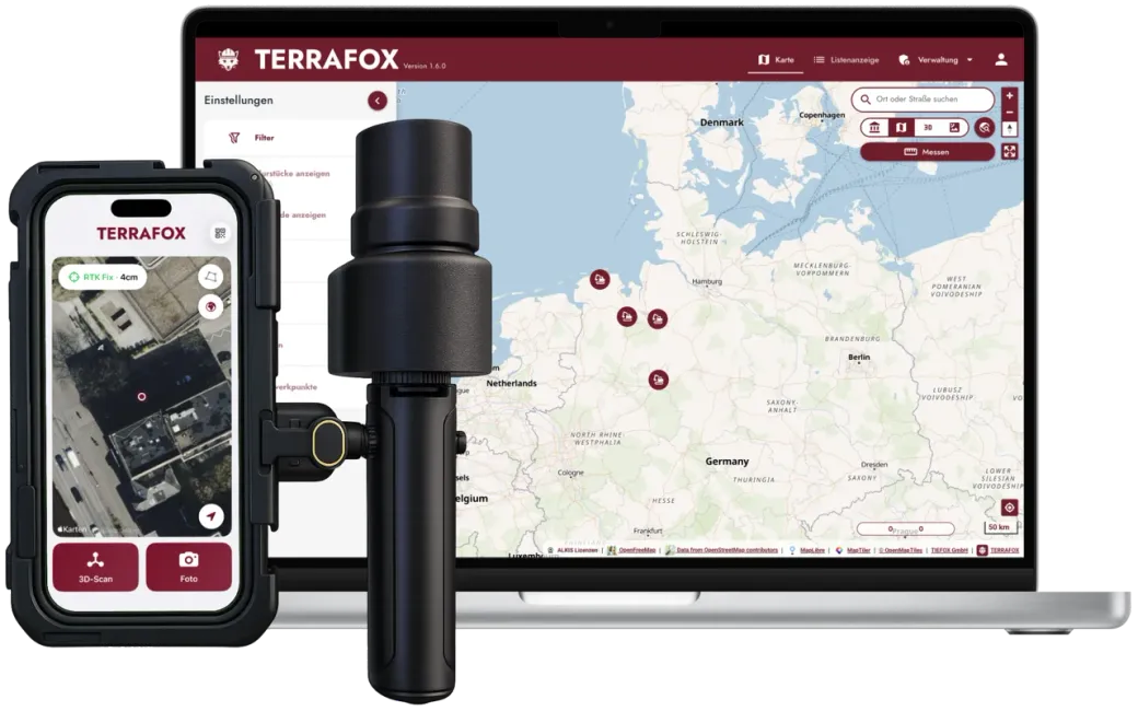 TERRAFOX App auf dem iPhone neben RTK-Antenne und Web-Portal auf dem Laptop